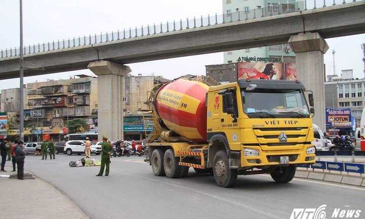 Va chạm với xe bồn trên phố Hà Nội, nữ sinh đi xe đạp điện chết thảm