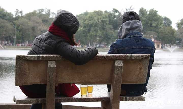 Ảnh: Người Hà Nội trùm kín ra đường trong gió rét