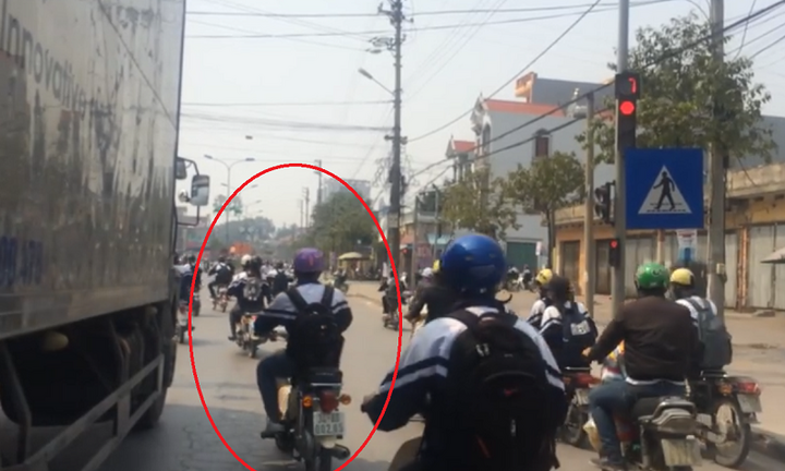 Video: Học sinh ào ào vượt đèn đỏ, 'cắt mặt' ô tô thách thức 'tử thần'