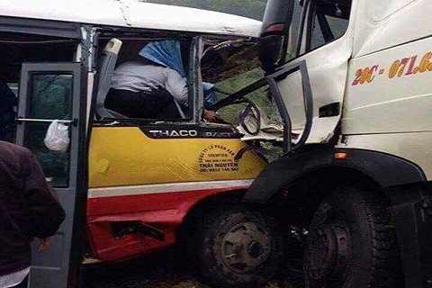 Xe buýt lao đầu vào xe tải, 9 người thương vong