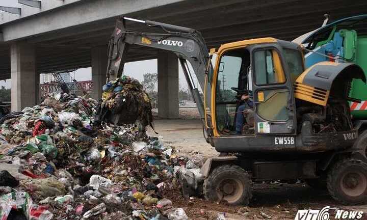 Đổ trộm hàng chục tấn chất thải ở Hà Nội: Kẻ 'thải bậy' vẫn chây ì