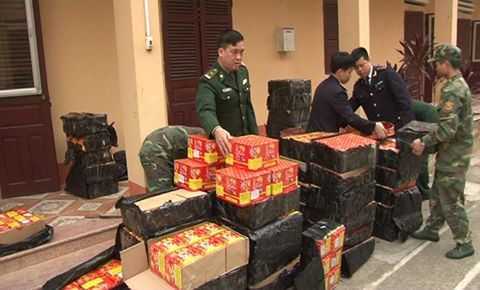 Ngụy trang 600 kg pháo nổ trong xe hoa quả tuồn vào Việt Nam