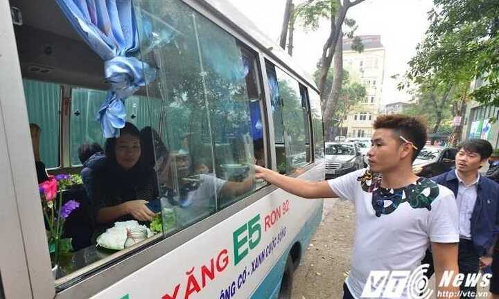 Xuất hiện hàng phở bò độc đáo trên xe ô tô ở Hà Nội