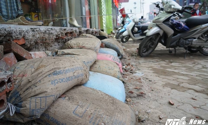 Hà Nội dẹp 'cướp' vỉa hè: Muôn kiểu bậc tam cấp trên 'con đường đắt nhất hành tinh'