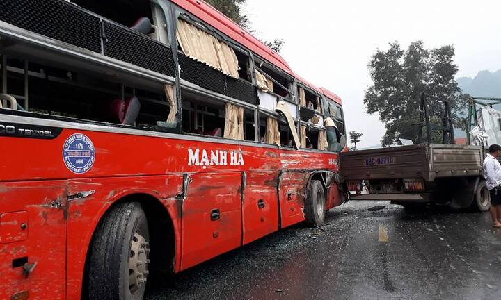 Xe khách 45 chỗ va chạm với xe tải chở kính, nhiều người bị thương