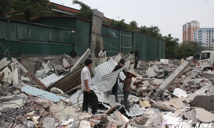 Hà Nội dẹp 'cướp' vỉa hè: Nhà hàng, gara ô tô bị phá dỡ