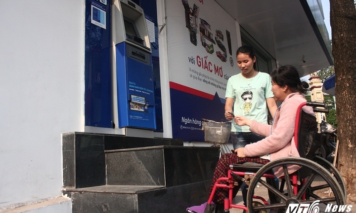 Hà Nội dẹp 'cướp' vỉa hè: Máy rút tiền làm khó người tàn tật