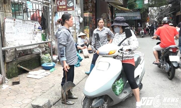 Dẹp 'cướp' vỉa hè: Dân mang dưa muối treo lên cây, xách cá đi bán dạo