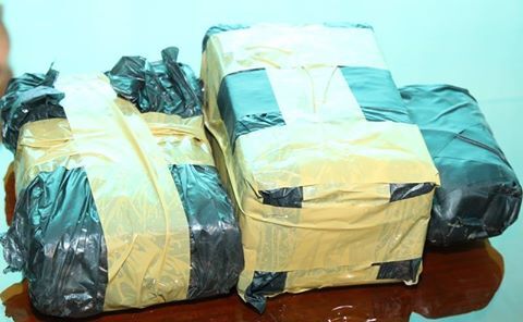 Bắt 6 đối tượng mang theo súng, vận chuyển 41.000 viên ma túy tổng hợp