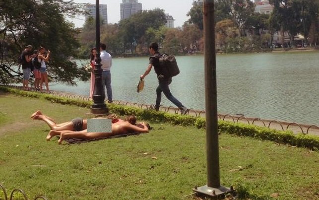 Hai nữ du khách mặc bikini tắm nắng bên Hồ Gươm bị xử lý thế nào?