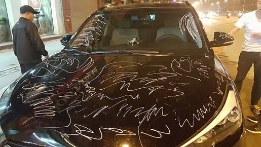 Chủ nhà vẽ sơn khắp xe để 'trừng phạt' phải đền bù 13 triệu đồng