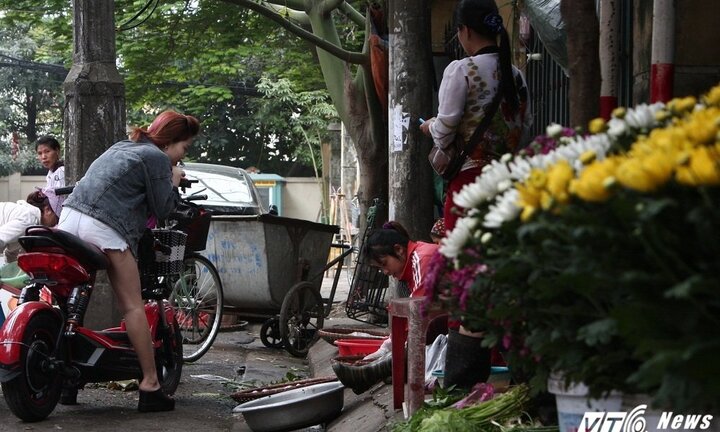 Dẹp 'cướp' vỉa hè ở Hà Nội: Cận cảnh ngôi chợ miễn phí cho người bán hàng rong