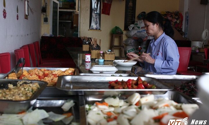 Quán cơm chay 'ăn tùy ý, trả tiền tùy tâm' của người phụ nữ ung thư thoát khỏi 'án tử'