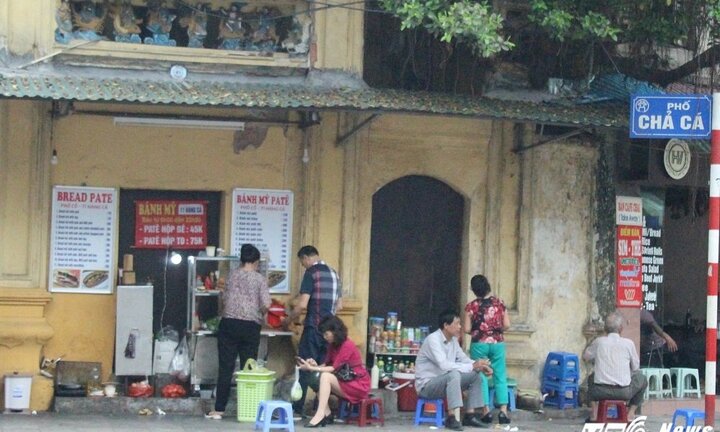 Sau 1 tháng ra quân dẹp vỉa hè, phố Hà Nội vẫn nhếch nhác