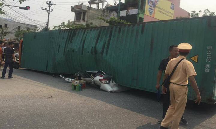 Xe container bị lật, đè bẹp ô tô con khiến 2 người chết thảm