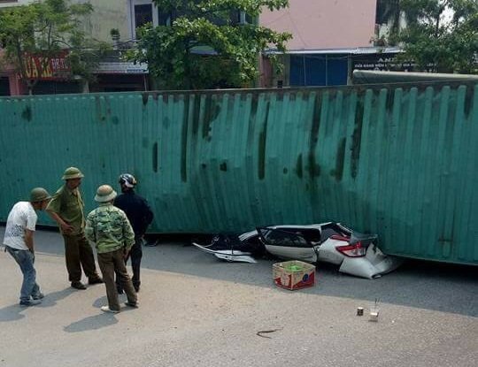 Ảnh: Hiện trường xe container đè bẹp ô tô con khiến 2 người chết thảm