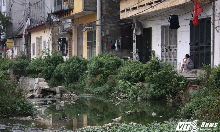 Video, ảnh: Kinh hãi con đường ngập ngụa nước thải, bốc mùi giữa Thủ đô