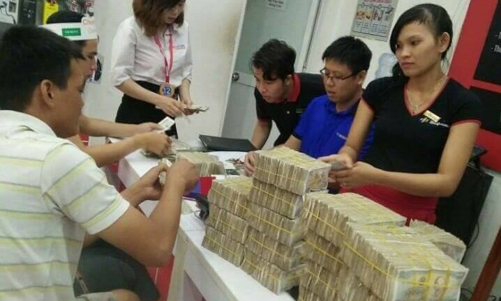 Huy động cả chục nhân viên đếm bao tải tiền lẻ cho khách mua iPhone 7 Red