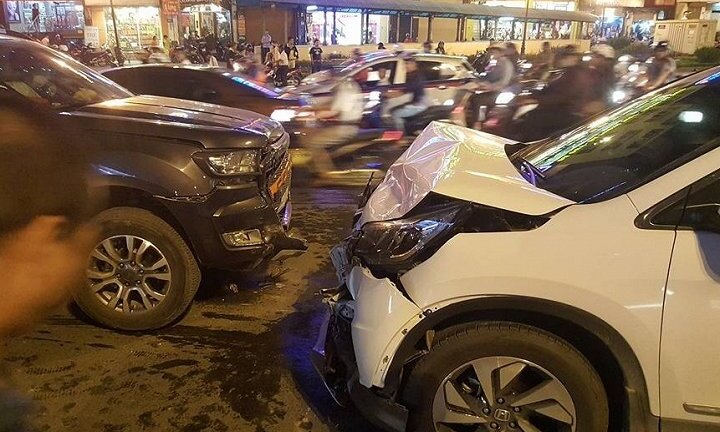Ô tô đi ngược chiều tông liên hoàn trên phố Hà Nội: Có thể xử lý hình sự?