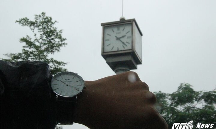 Ảnh: Cột đồng hồ kỷ niệm 1.000 năm Thăng Long xuống cấp, ngừng hoạt động