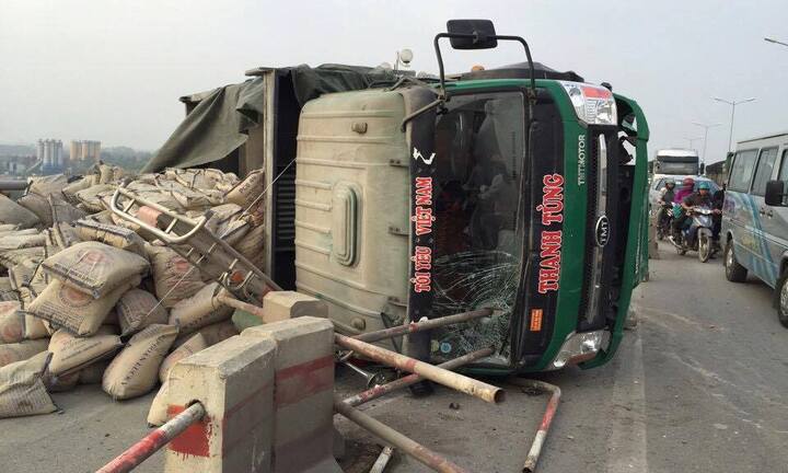 Xe tải chở xi măng lật nghiêng, đường trên cao Hà Nội ùn tắc kéo dài