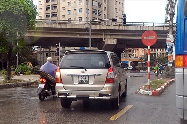 Ô tô, xe máy nối đuôi nhau đi ngược chiều trên phố Hà Nội