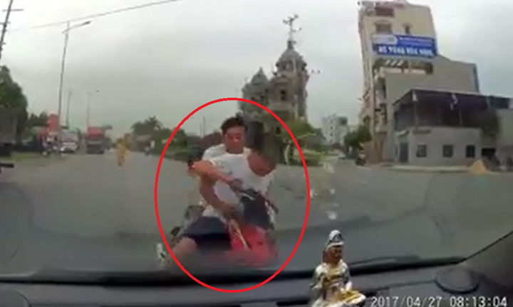 Trốn chạy cảnh sát, 2 người đàn ông lao thẳng xe máy vào đầu ô tô