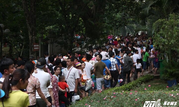 Biển người chen chân trong công viên Thủ Lệ dịp lễ 30/4 - 1/5