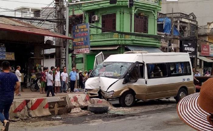 Xe khách mất lái lao vào dải phân cách, nhiều người bị thương