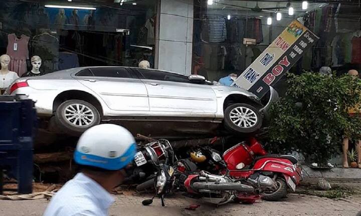 Ô tô 'điên' lao lên vỉa hè đâm đổ cây xanh, đè bẹp 4 xe máy