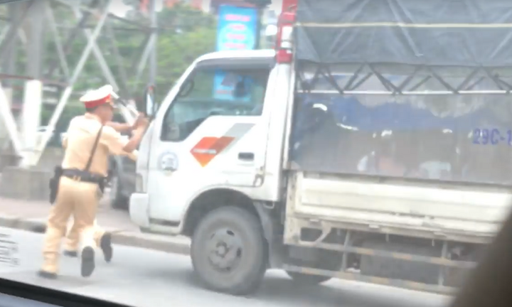 Thực hư thông tin xe tải tăng ga ép 2 cảnh sát giao thông chạy lùi