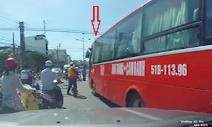 Cố tình vượt rào chắn, xe khách bị nhân viên gác tàu ép lùi