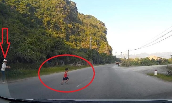 Thót tim bé trai lao sang đường như tên bắn, suýt chết dưới bánh ô tô