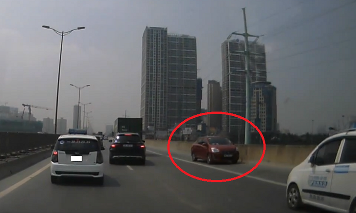 Hàng loạt xe ô tô đi lùi, quay đầu trên đường vành đai 3