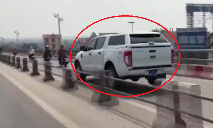 Truy tìm xe biển xanh ngang nhiên đi sai làn trên cầu Thanh Trì