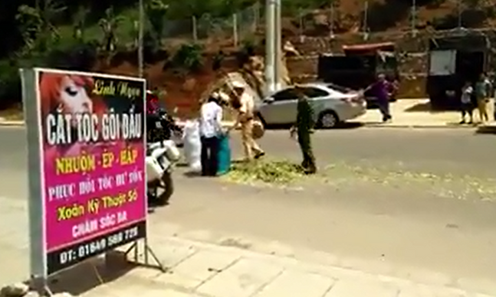Video: Cảnh sát xắn tay giúp dân gom đồ giữa trời nắng nóng
