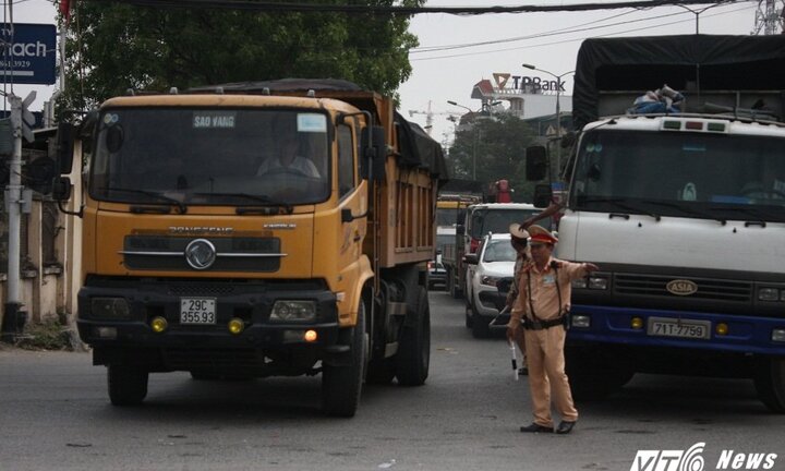 CSGT xử lý xe quá tải: 'Tài xế vi phạm thông báo cho 'đồng bọn' ngừng di chuyển'