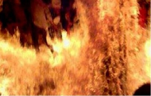 Chồng cũ tẩm xăng đốt chết vợ rồi tự tử nhưng bất thành