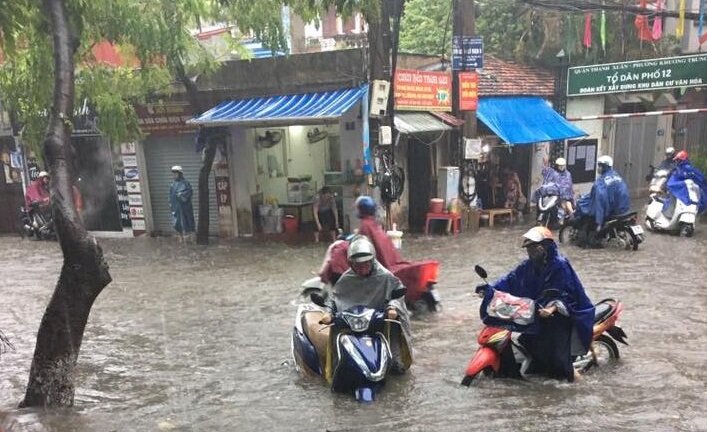 Phố cổ Hà Nội 'chìm' trong biển nước