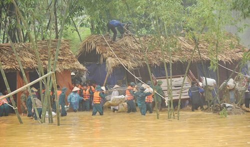 Xem diễn tập ứng phó lụt bão: 3 người bị thương, hỏng 5 ô tô