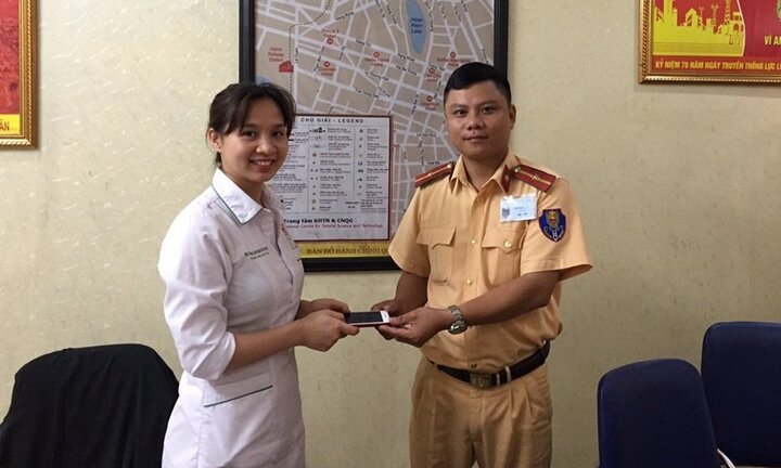 Nhận được điện thoại đánh rơi, nữ y tá viết thư cảm ơn Công an Hà Nội