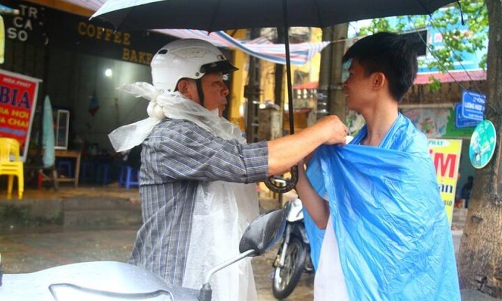 Video: Mưa lớn trong ngày thứ 2 kỳ thi THPT quốc gia 2017, Thái Nguyên chìm trong 'biển nước'