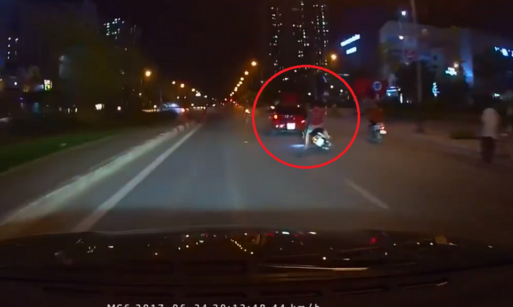 Đầu trần kẹp 3 nghênh ngang giữa phố, bị ô tô ép ngã: Công an vào cuộc