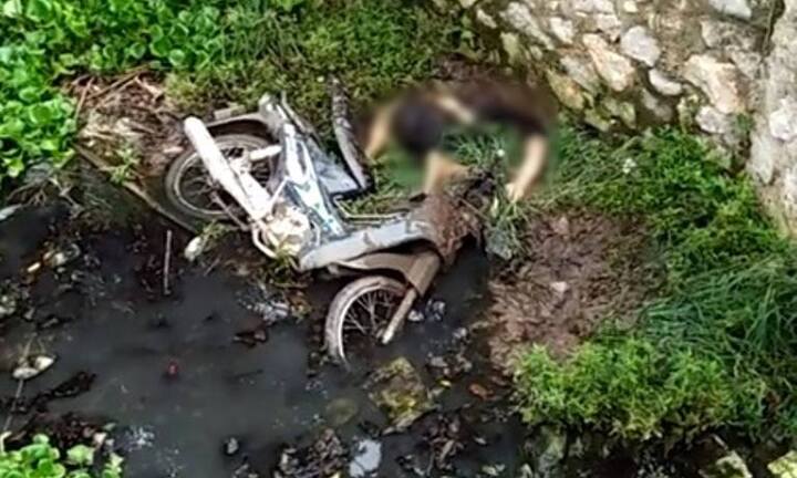 Người đàn ông chết cạnh xe máy dưới mương nước ở Hà Nội