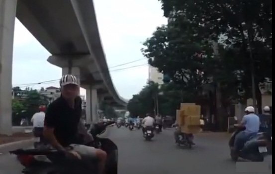 Chạy sai làn, thanh niên đi xe SH còn đạp gãy gương ô tô sau va chạm