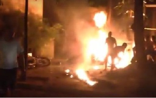 Buồn chuyện tình cảm, nam thanh niên tẩm xăng tự thiêu trước cửa nhà