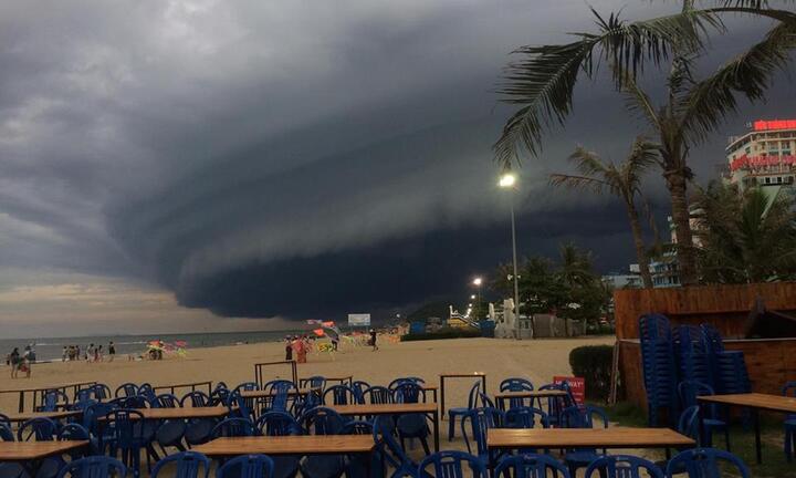 Video: Đám mây khổng lồ hình thù kỳ lạ xuất hiện tại bãi biển Sầm Sơn