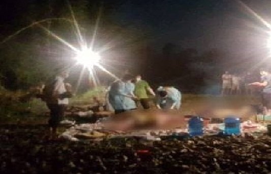 3 xác chết đang phân hủy trôi dạt bên bờ suối
