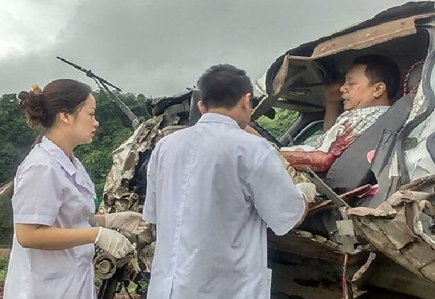 Bác sỹ cấp cứu cho tài xế gặp nạn ngay trên cabin bẹp dúm