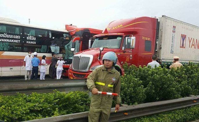 Nguyên nhân 2 xe khách tông nhau trên cao tốc Pháp Vân - Cầu Giẽ, hơn 10 người bị thương